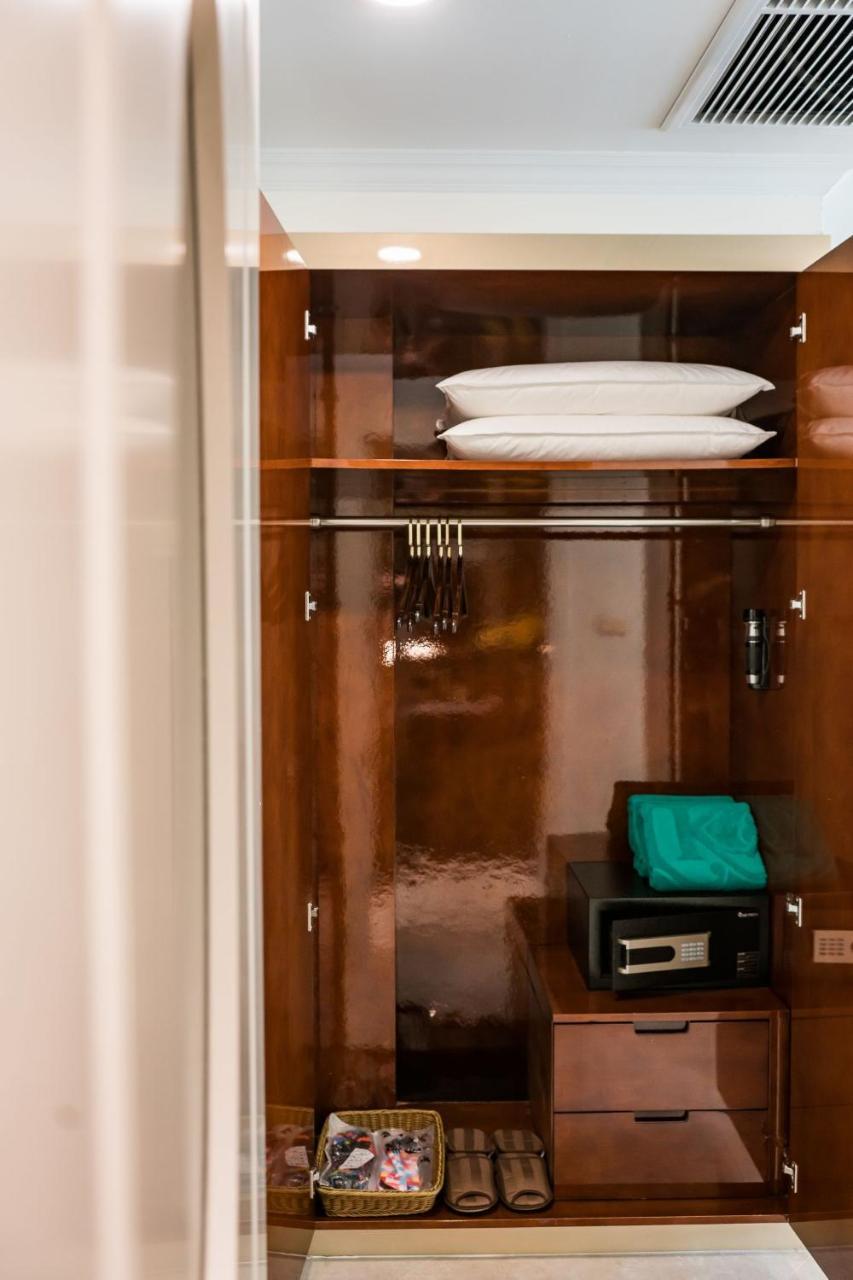 Lk Emerald Beach - Sha Extra Plus Pattaya Εξωτερικό φωτογραφία A wardrobe