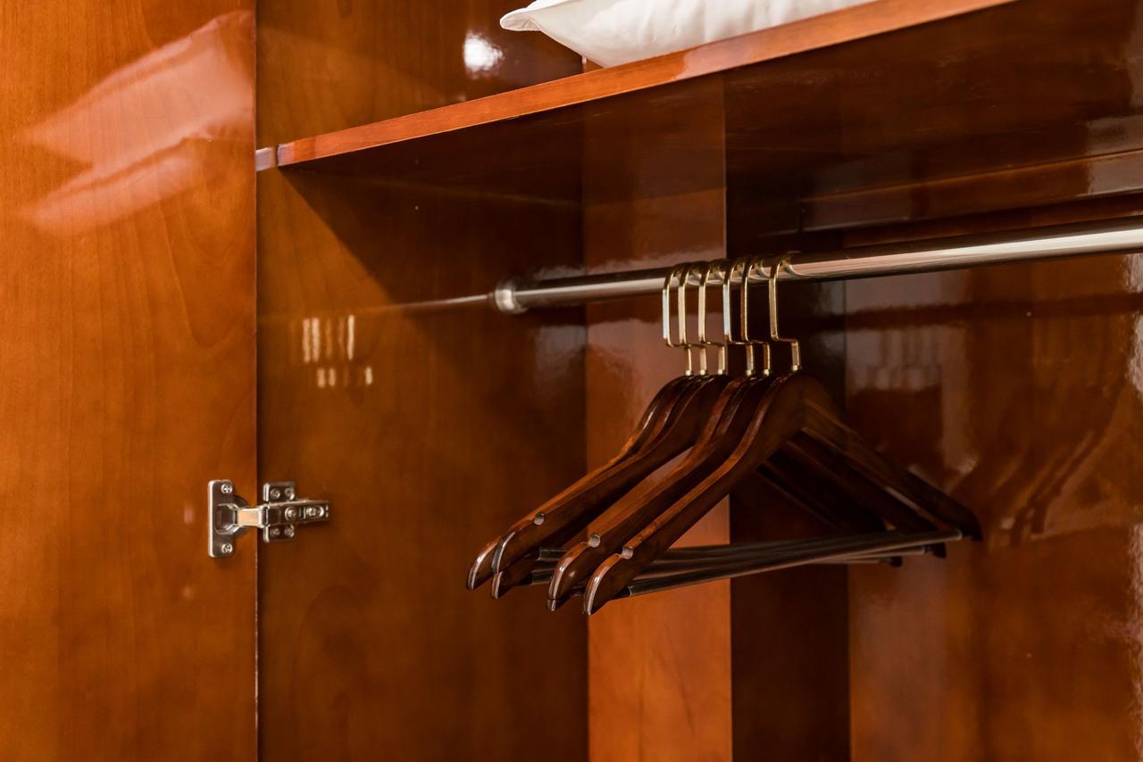 Lk Emerald Beach - Sha Extra Plus Pattaya Εξωτερικό φωτογραφία A wardrobe with a clothes rail