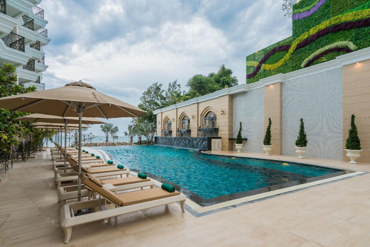 Lk Emerald Beach - Sha Extra Plus Pattaya Εξωτερικό φωτογραφία The swimming pool at The Royal