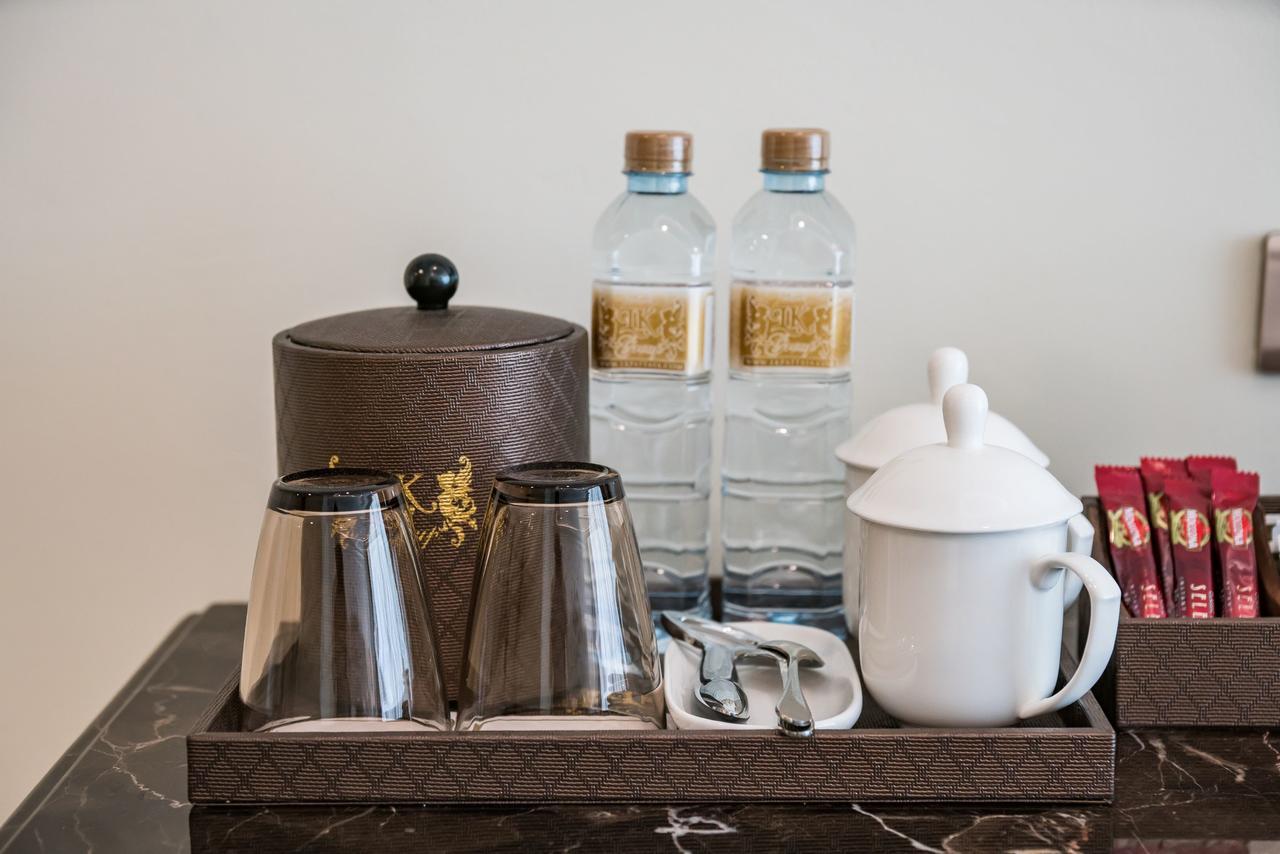 Lk Emerald Beach - Sha Extra Plus Pattaya Εξωτερικό φωτογραφία Bottled water in a hotel room