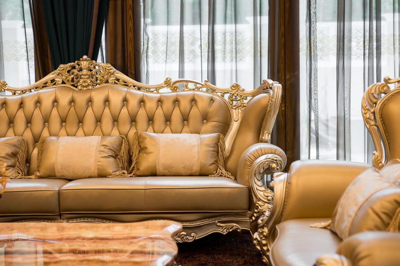 Lk Emerald Beach - Sha Extra Plus Pattaya Εξωτερικό φωτογραφία A gold sofa