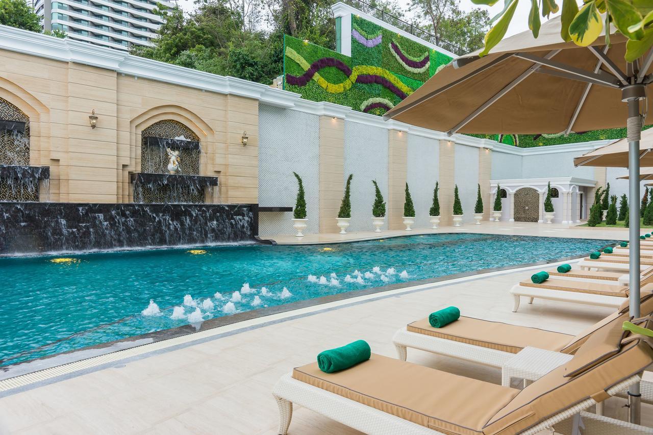 Lk Emerald Beach - Sha Extra Plus Pattaya Εξωτερικό φωτογραφία The swimming pool at the hotel