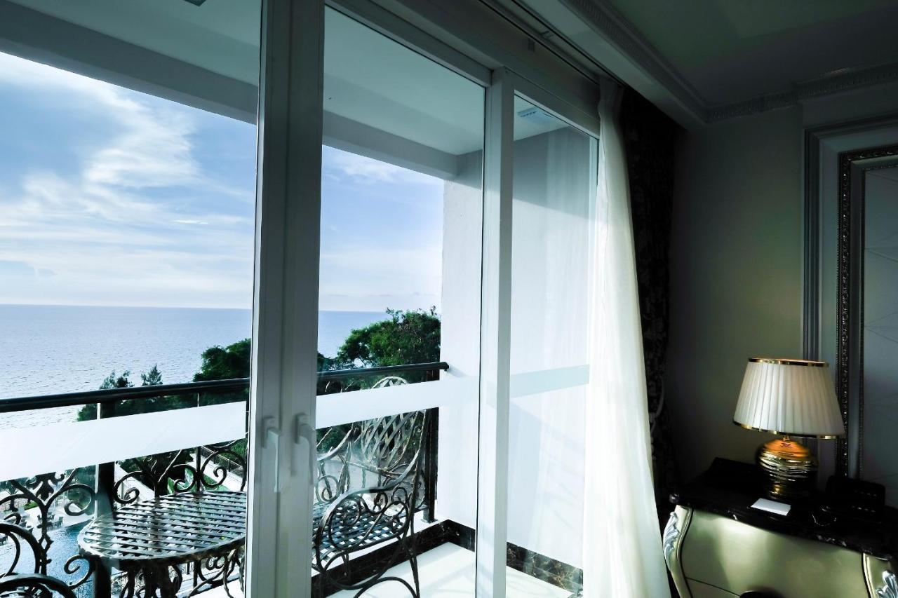 Lk Emerald Beach - Sha Extra Plus Pattaya Εξωτερικό φωτογραφία A window with a roller blind